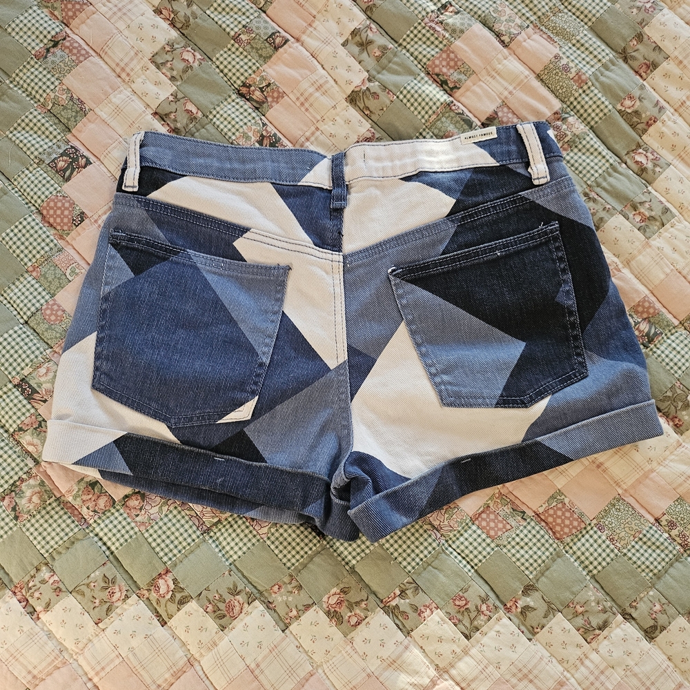 Almost Famous Color-Blocked Shorts - Size 7 - Picture 2 of 8